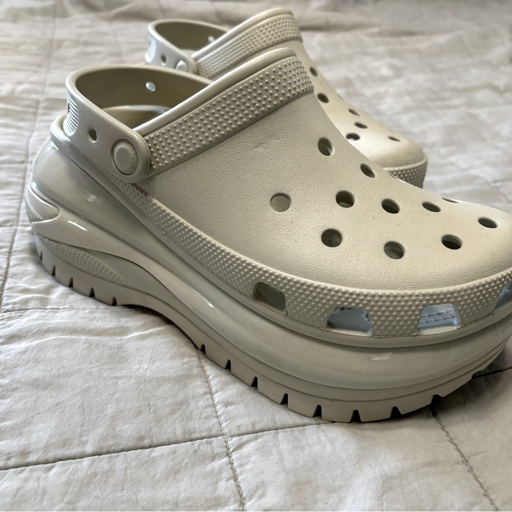 Mega crush crocs